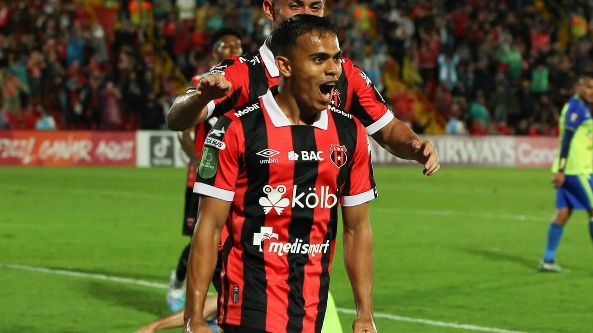Aaron Suárez reveló por que Andrés Carevic suele sacarlo durante los partidos