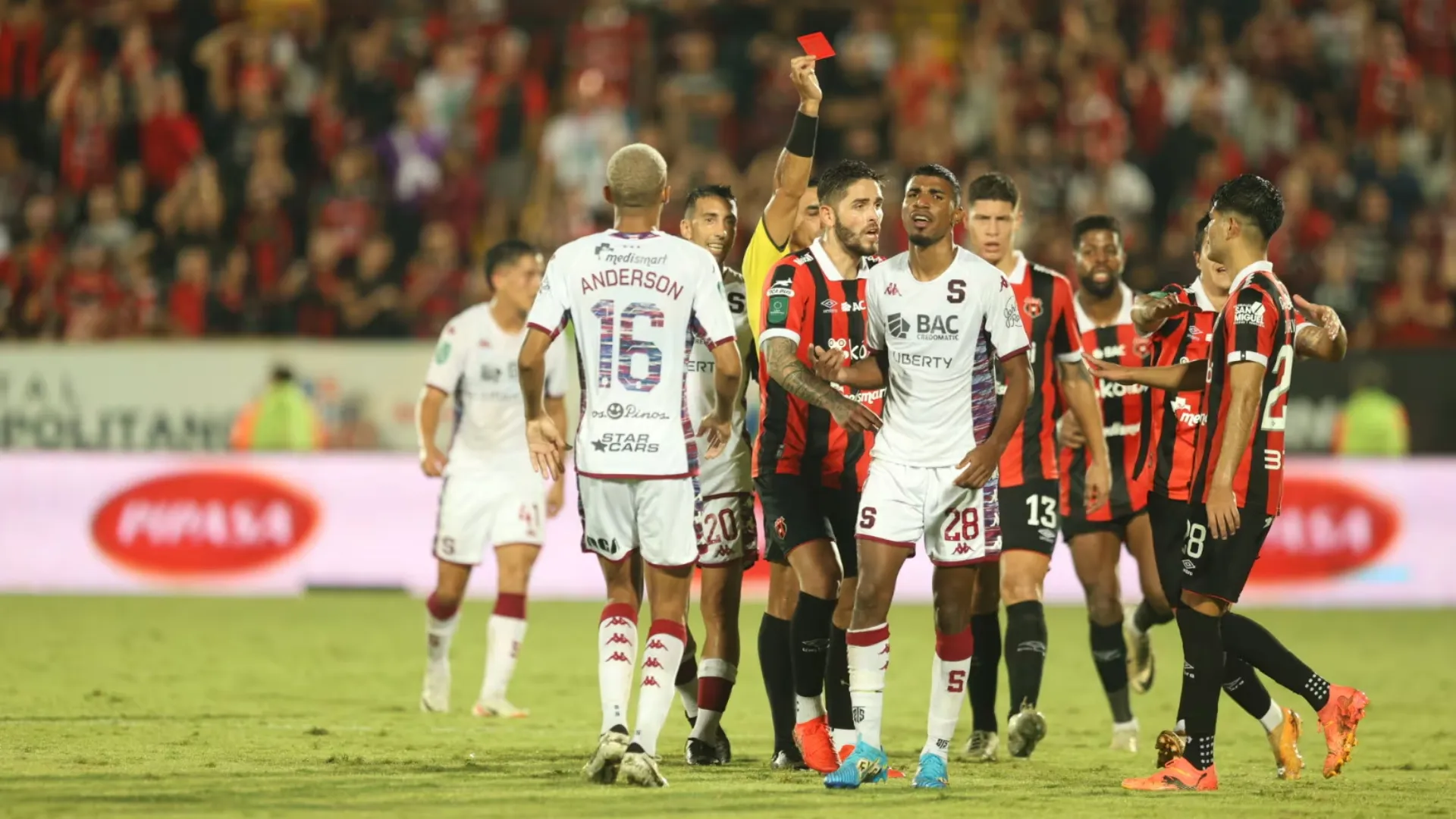 Alajuelense recibe una dura noticia antes del clásico.