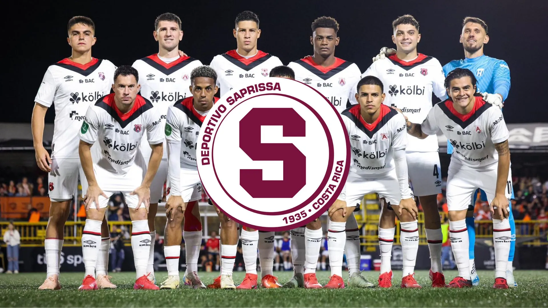 alineación de Alajuelense y el logo de Saprissa