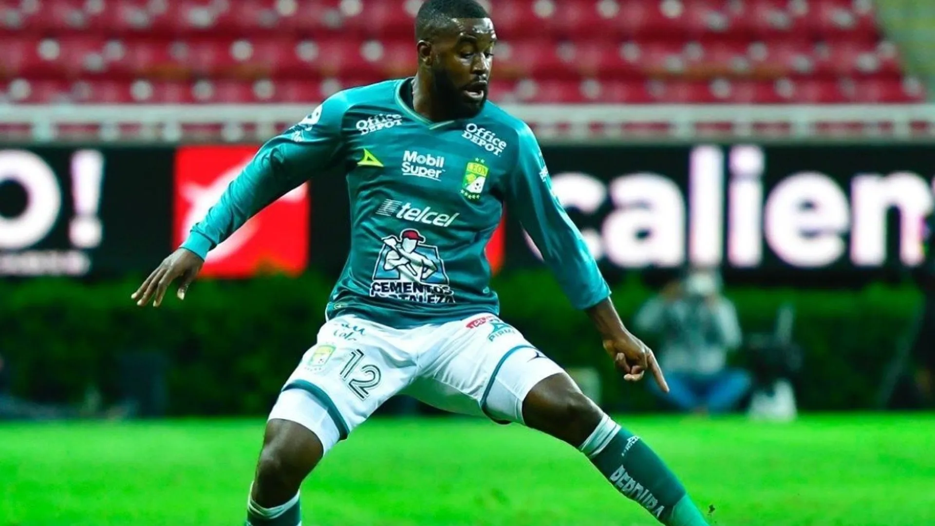 Joel Campbell inició con el pie izquierdo la defensa del título en México