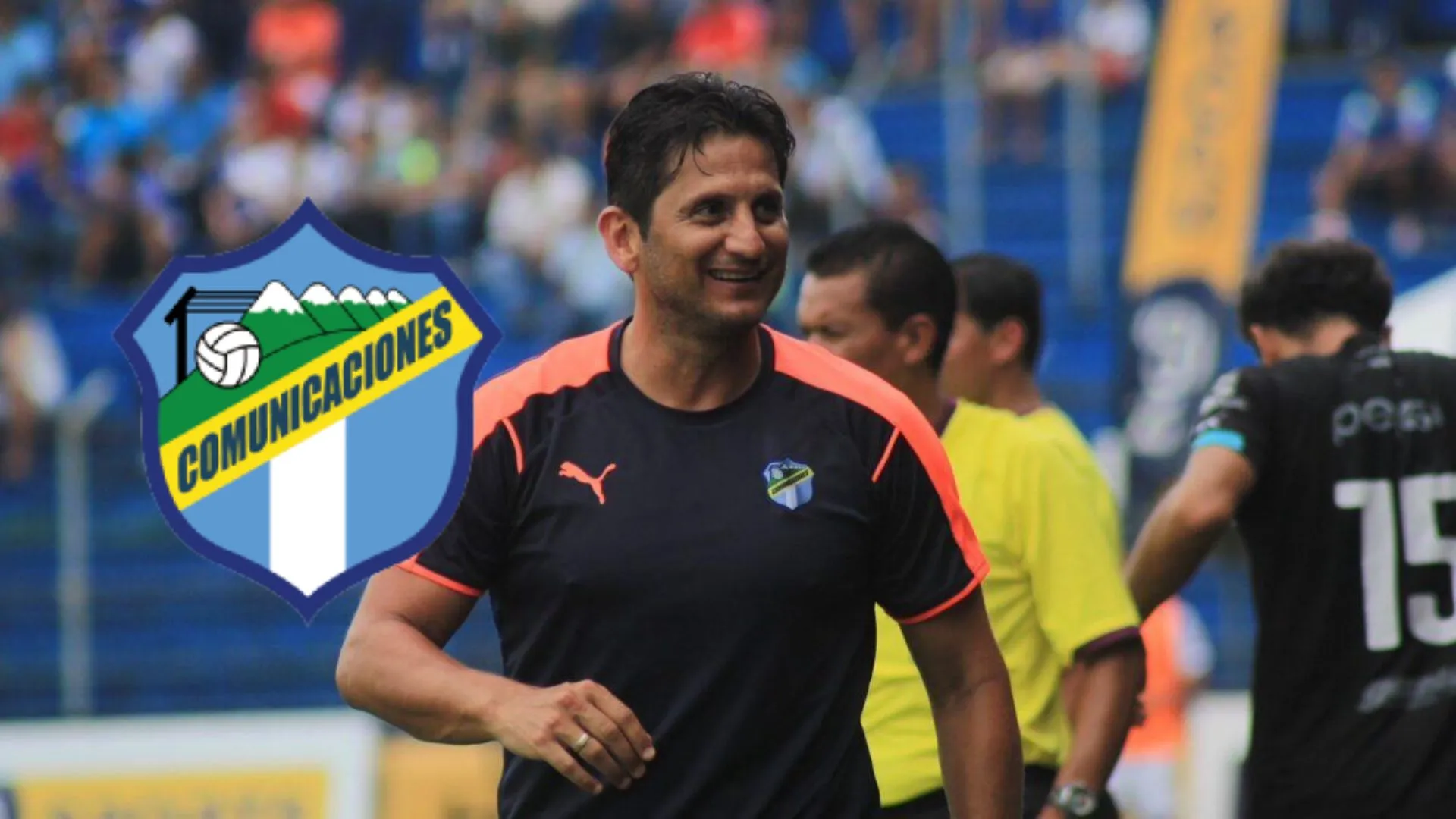 Ronald González sonríe con la camisa de Comunicaciones puesta.