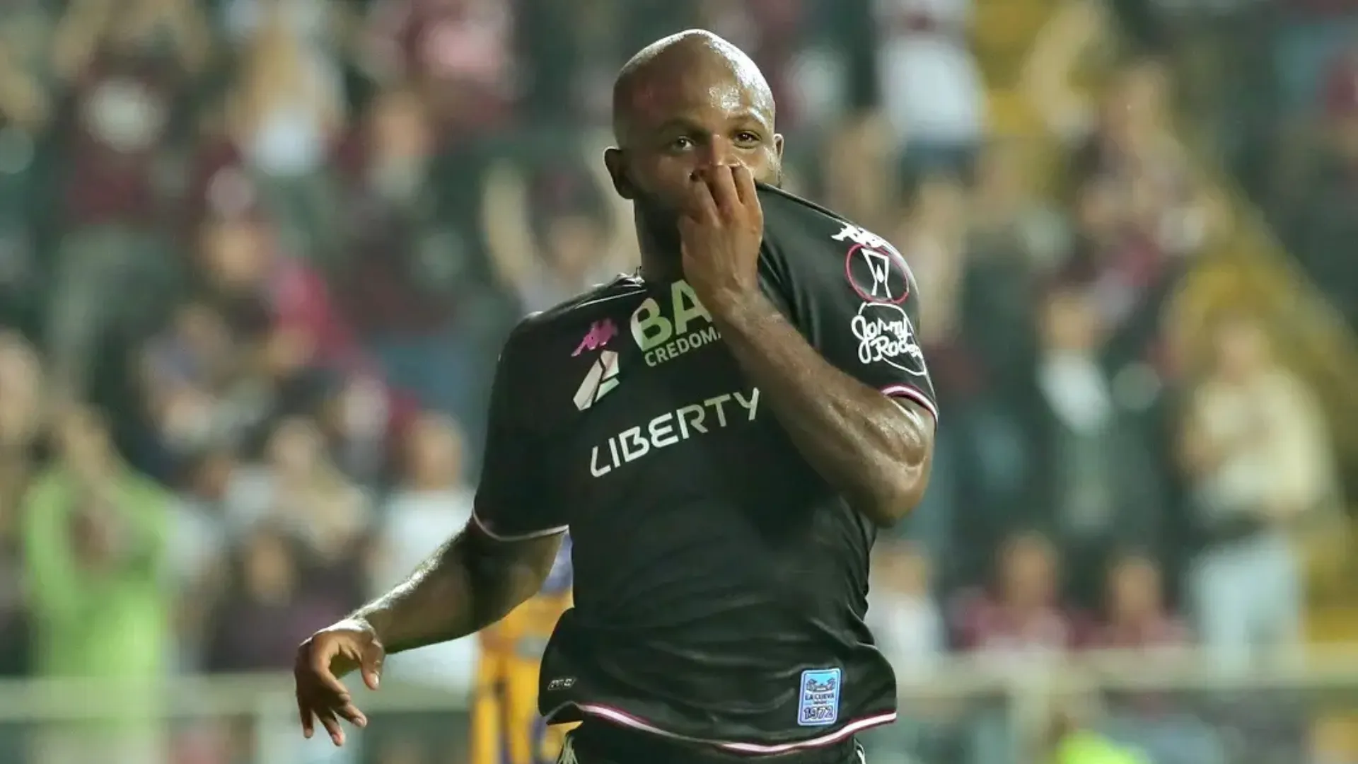 javon-east-saprissa-besando-escudo