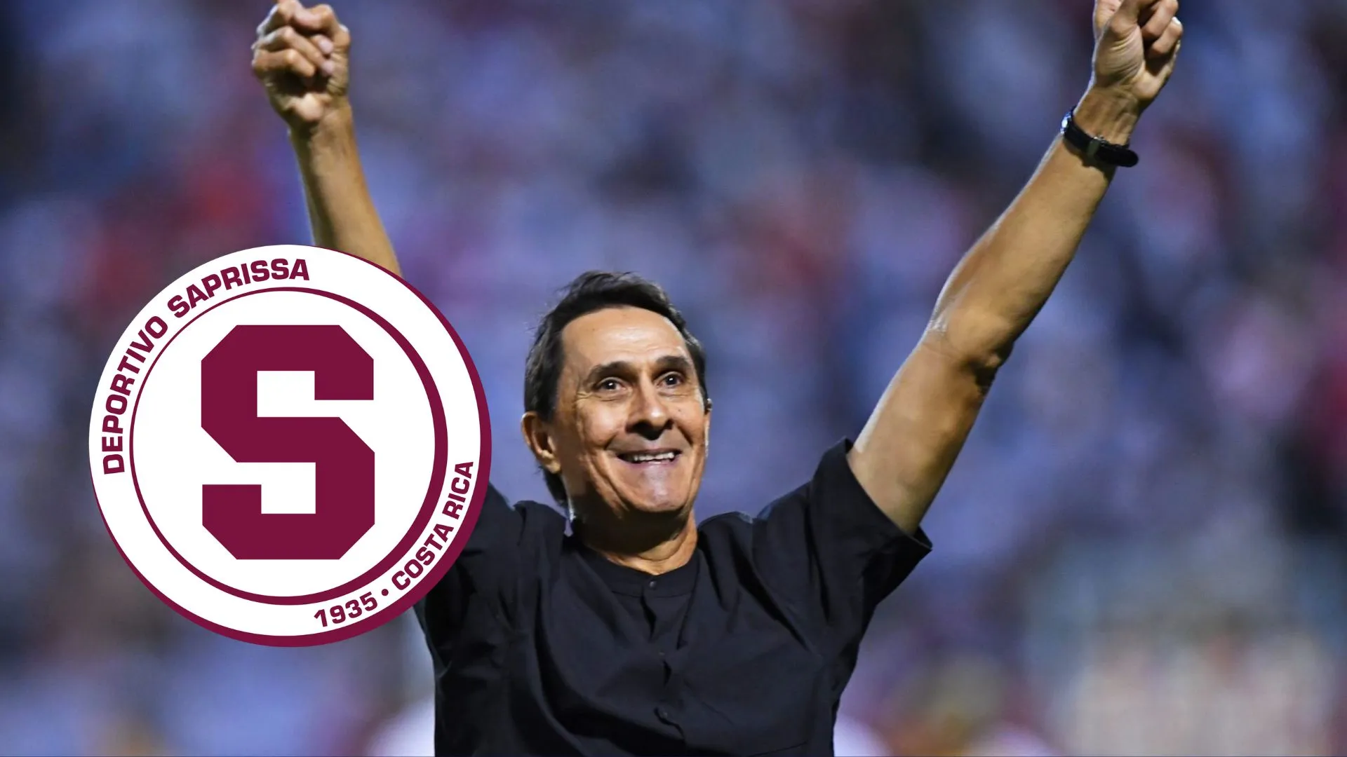 Alexandre Guimaraes alza los brazos con una sonrisa.