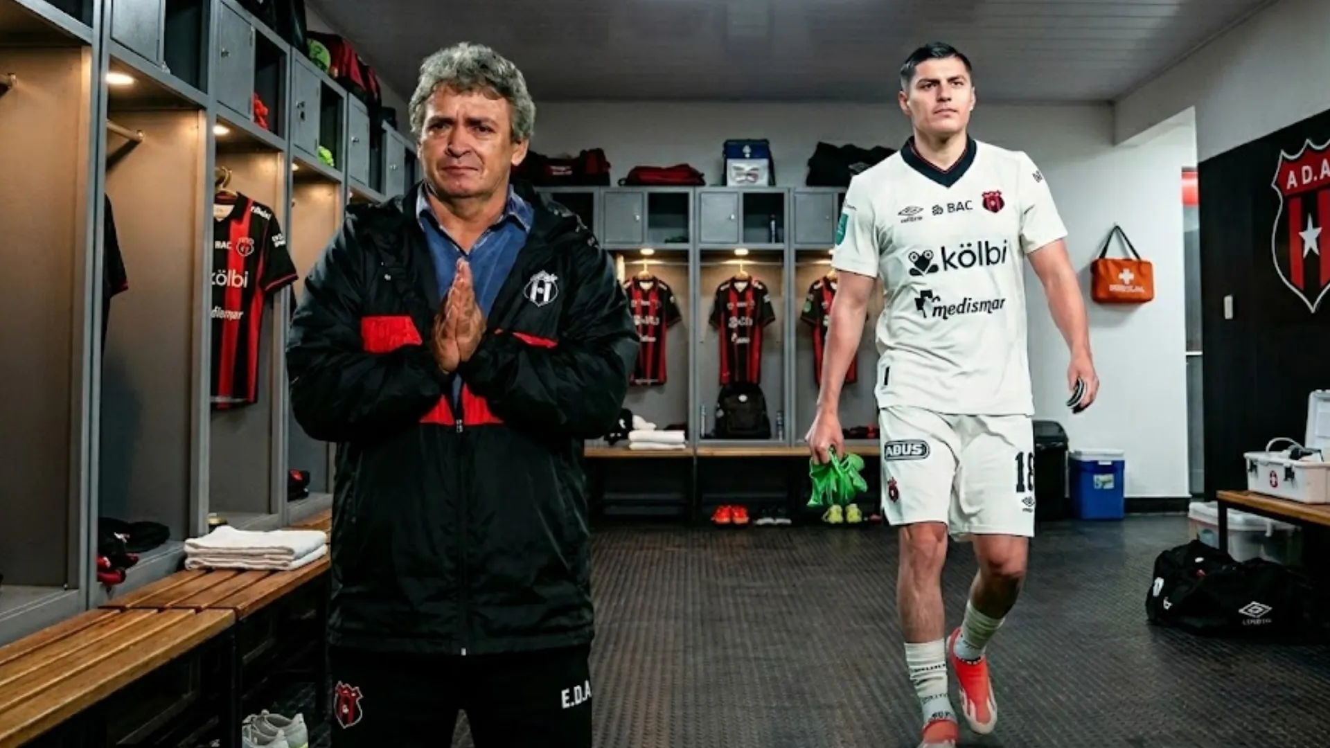 Alajuelense rompe el silencio: el club revela qué pasó entre Machillo Ramírez y Ronaldo Cisneros en el camerino