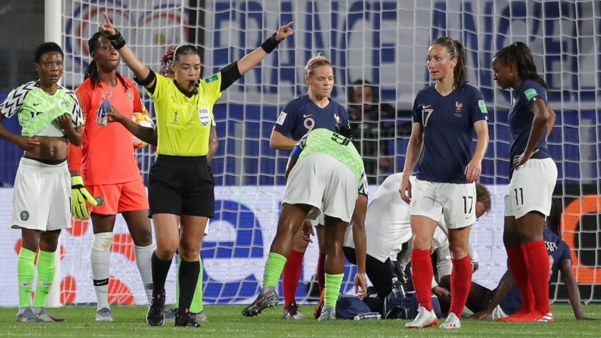 Árbitra hondureña fue 2 veces al VAR en misma jugada del Mundial Femenino