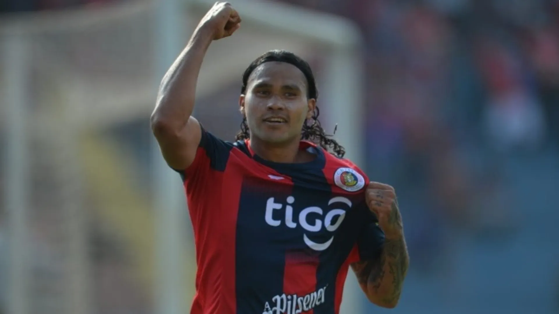 El Gullit Peña deja FAS de El Salvador para jugar en Guatemala