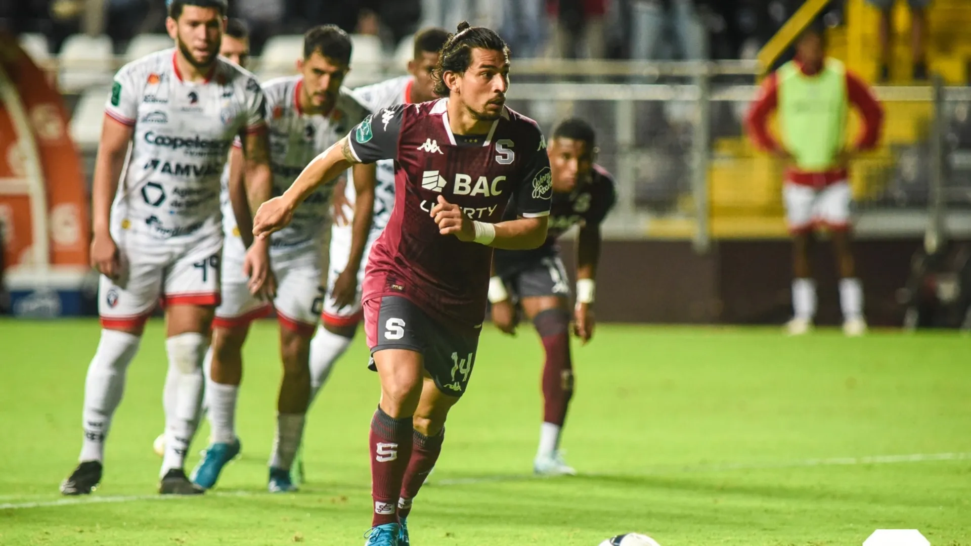 Saprissa ganó gracias a una decisión del VAR.
