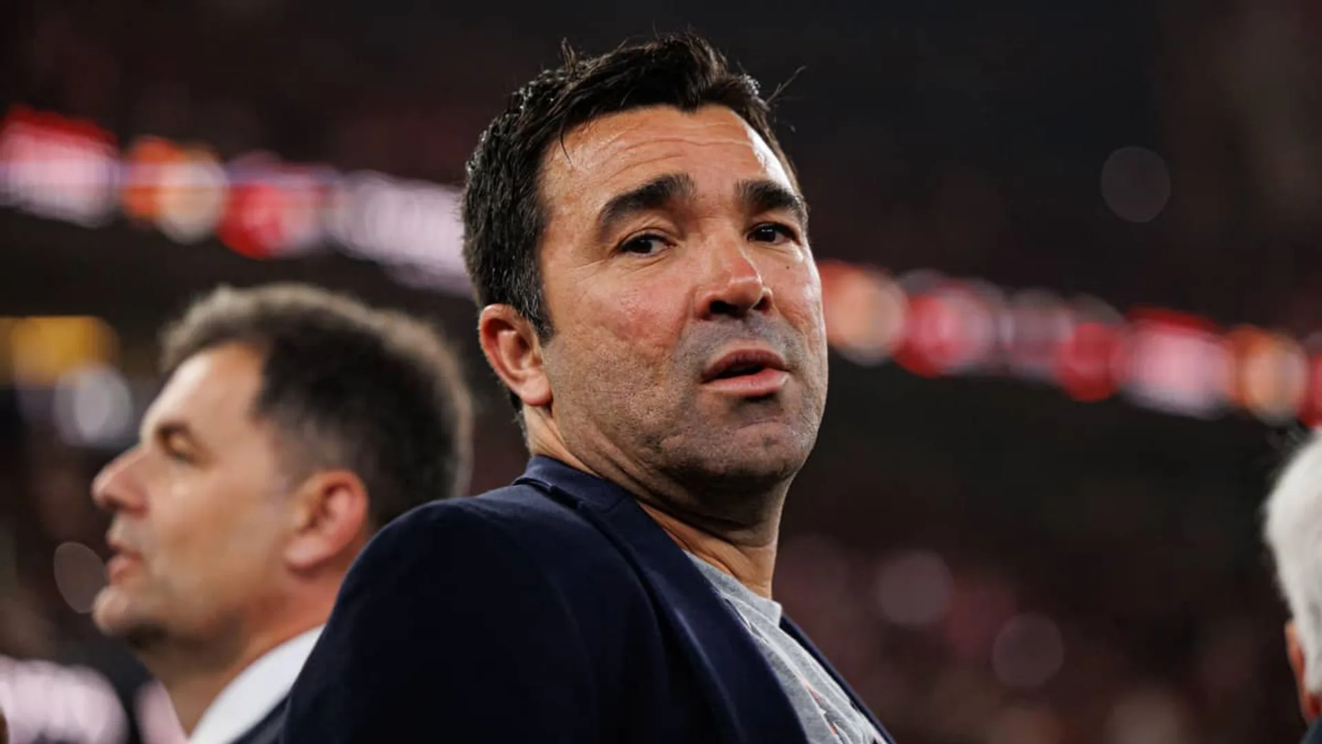 Deco afirma que el Barcelona no debe obsesionarse con un ‘9’ clásico y señala alternativas internas