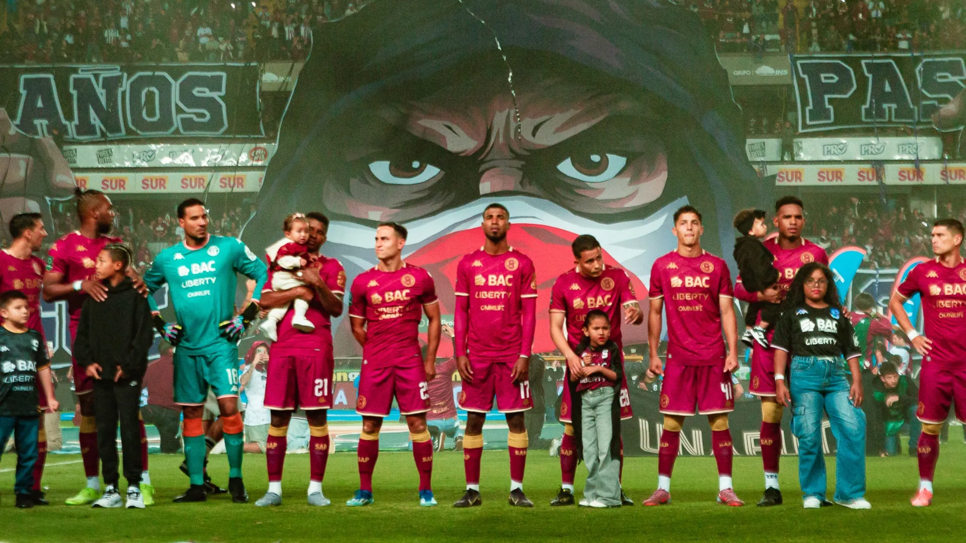 Futbolista de Saprissa es atacado.