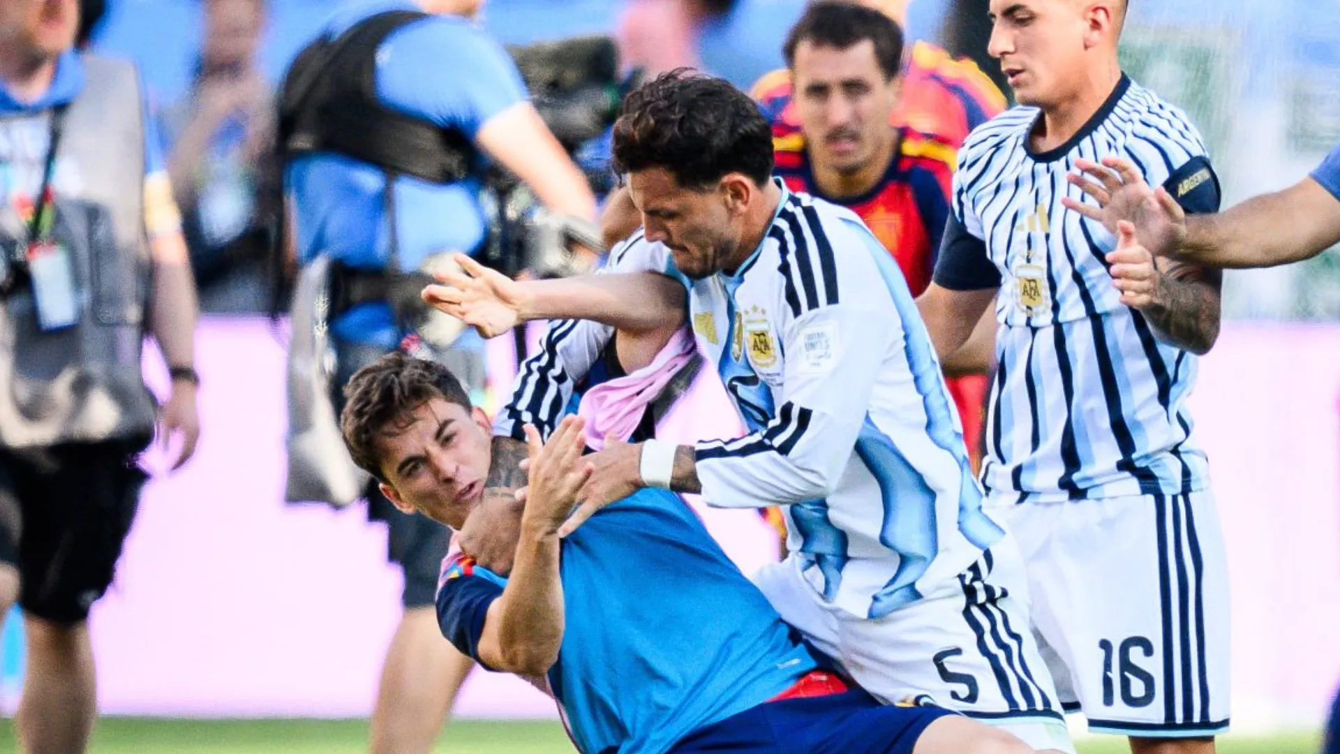 A Gavi le preguntaron si FIFA debe castigar a Leandro Paredes por golpearlo y su respuesta sorprendió al mundo