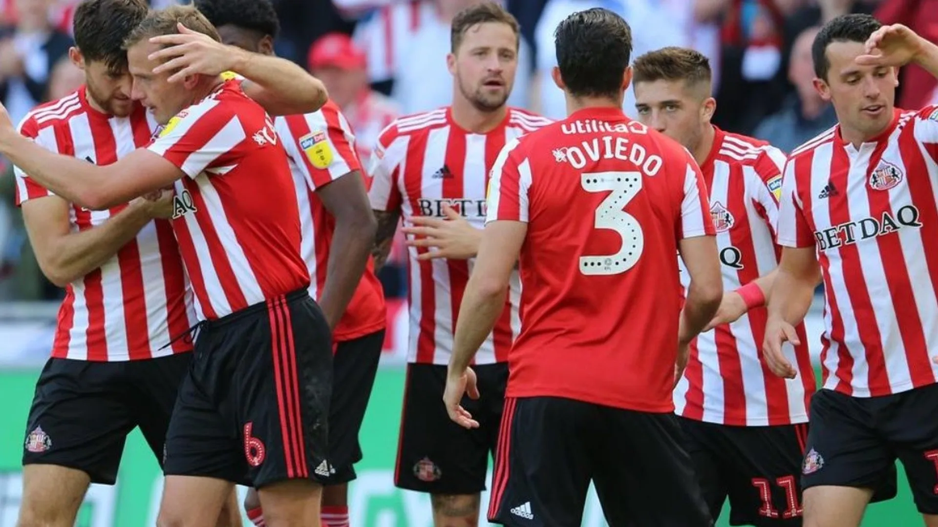 Bryan Oviedo hizo esto y Sunderland se complica