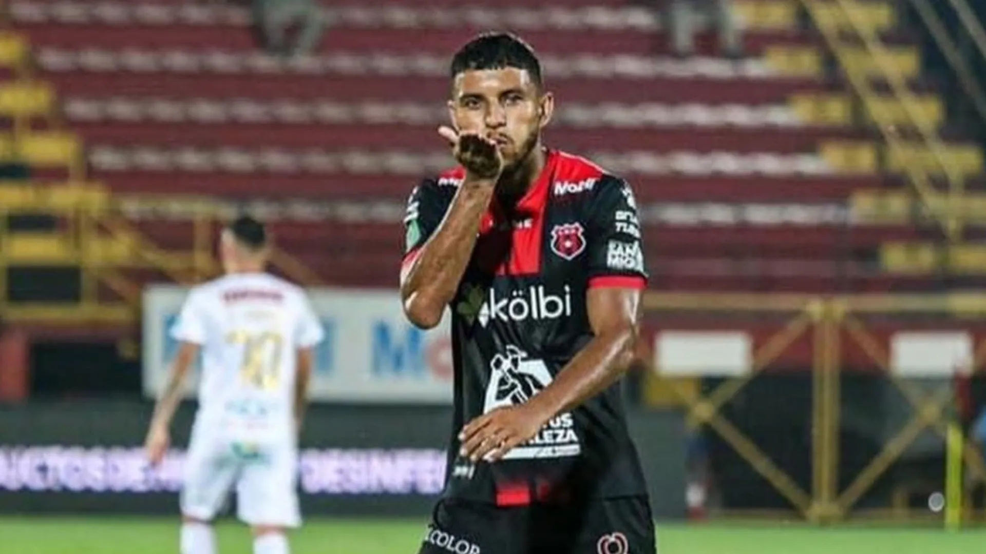 Johan Venegas fuertemente sancionado por insultar a aficionados