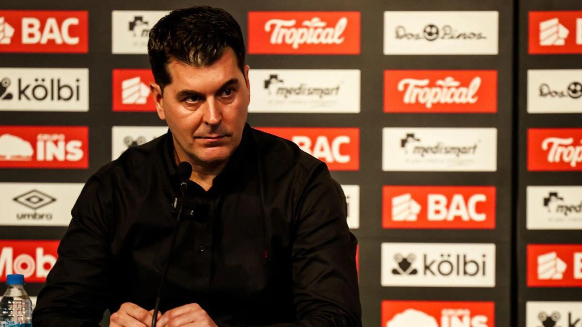 Ismael rescalvo es criticado fuertemente por la afición.