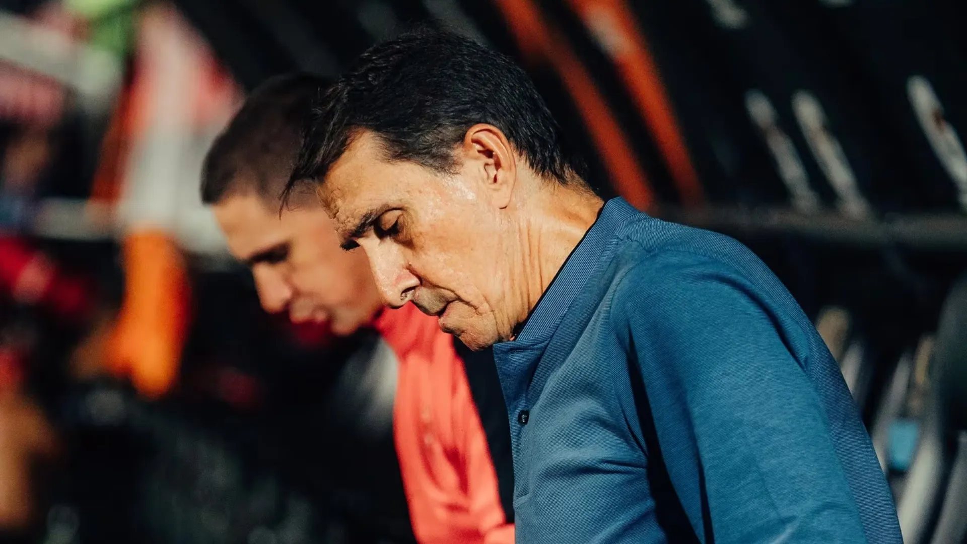 Alexandre Guimaraes muy preocupado por un titular.