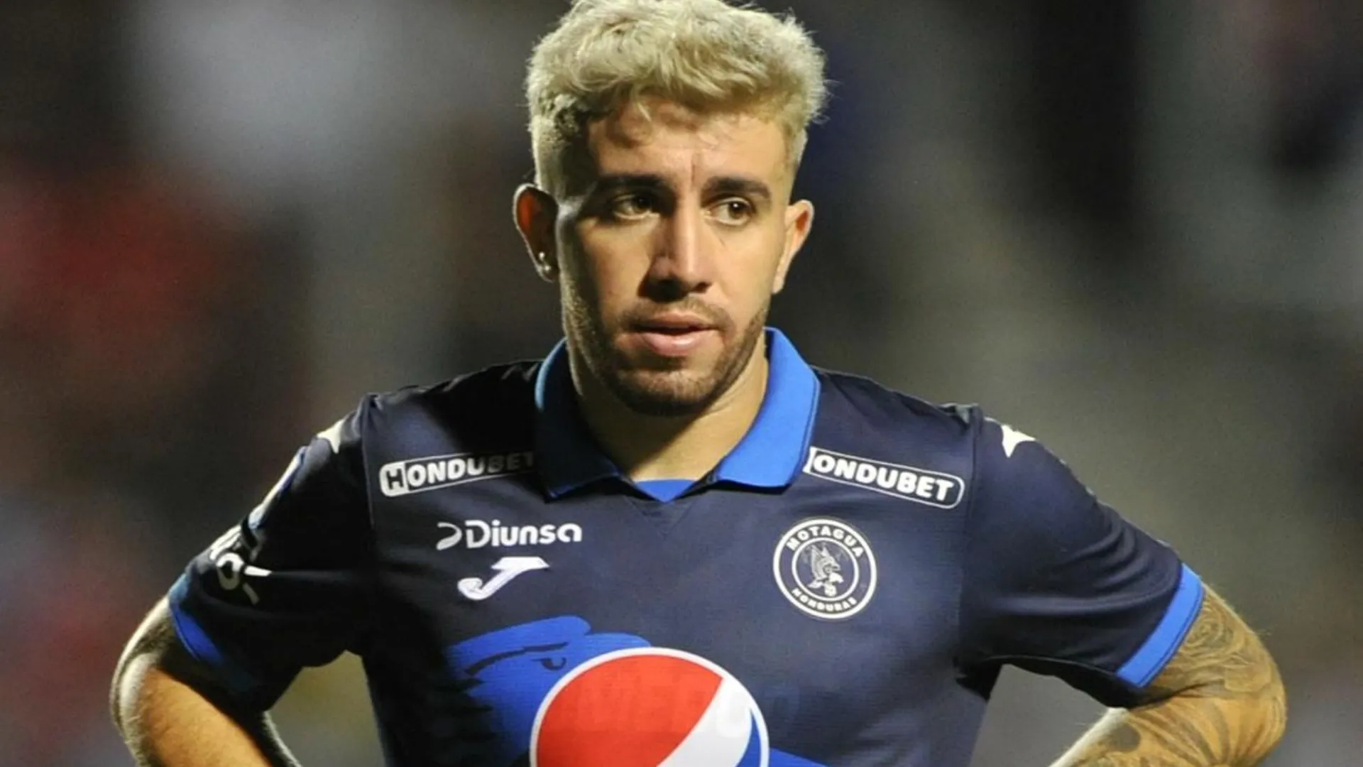 Agustín Auzmendi es seguido de cerca desde el exterior