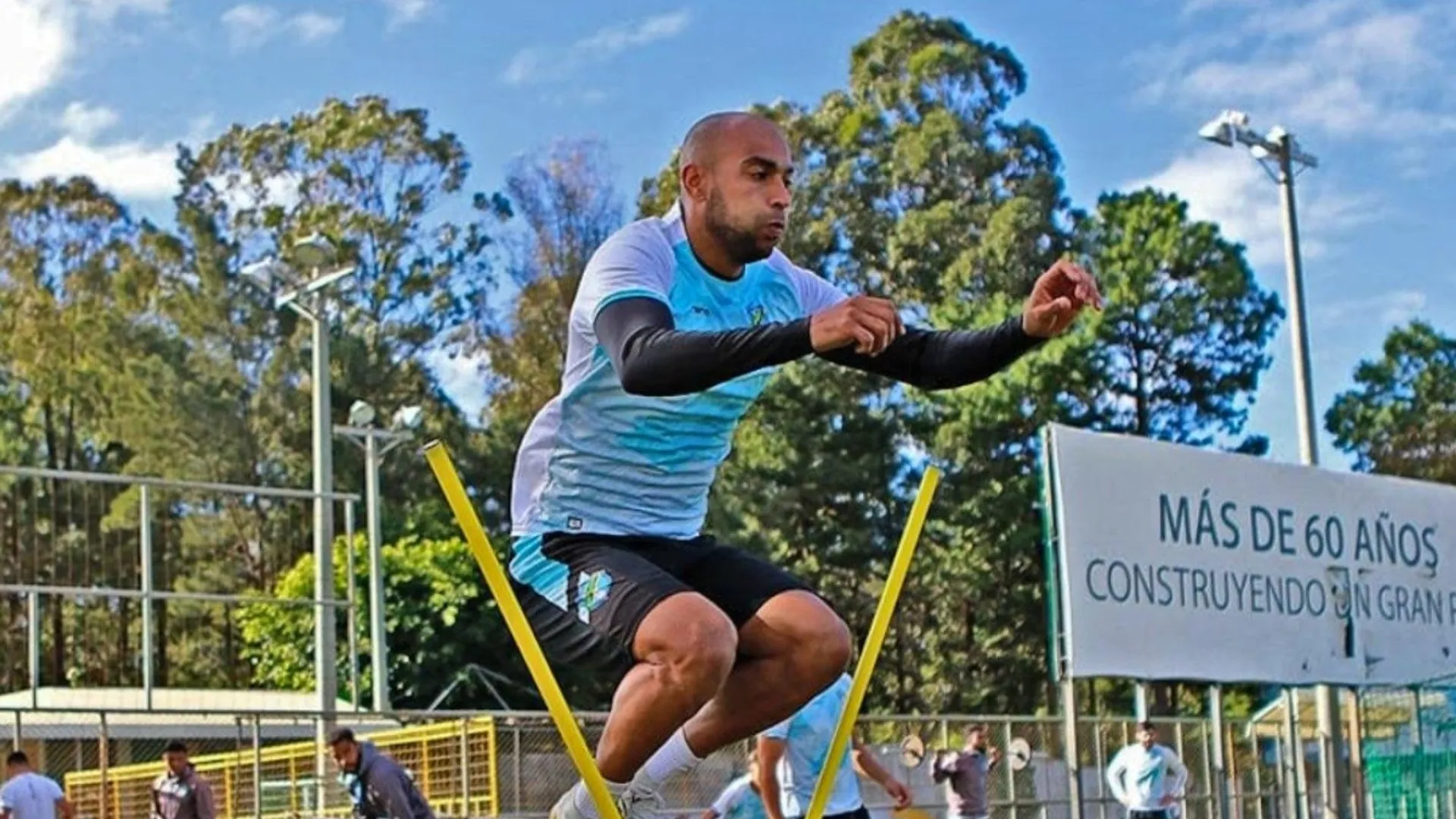 Alexander Robinson tendría fecha de regreso con la camiseta de Comunicaciones