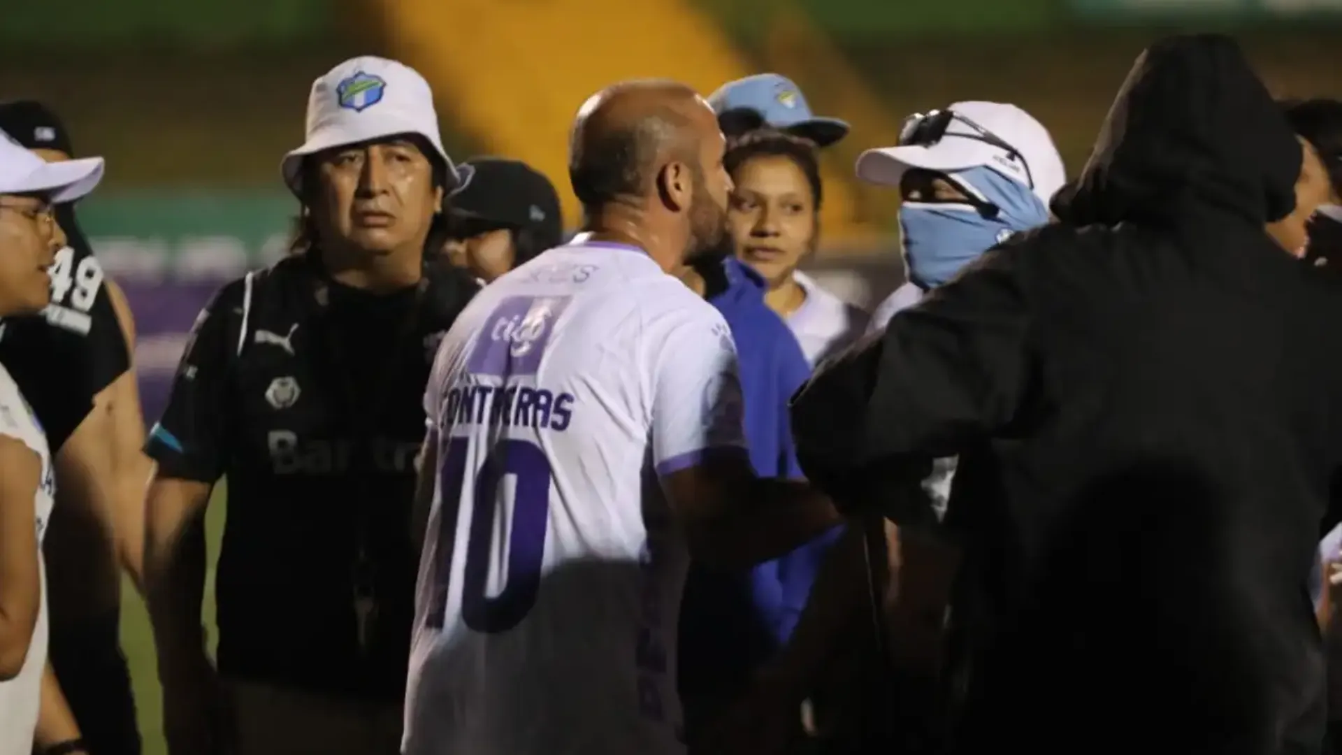 "Lo merecía": multicampeón con Comunicaciones atiza la polémica tras la agresión de la afición a los jugadores