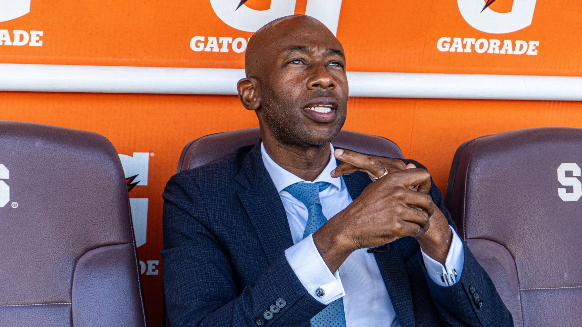 Paulo Wanchope en el banquillo de Saprissa.