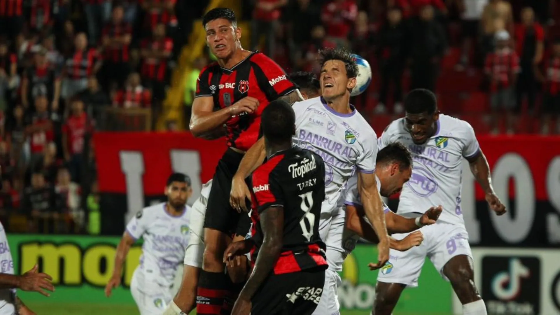 Alajuelense y Comunicaciones se han puesto de acuerdo. (Foto: La Nación)