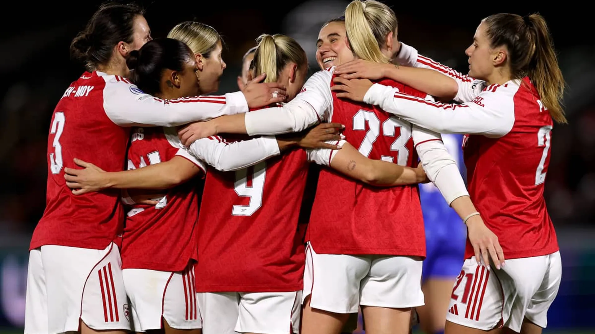 Polémica en la Champions Femenina: validaron gol de Beth Mead con una bengala en el césped y Bayern protestó