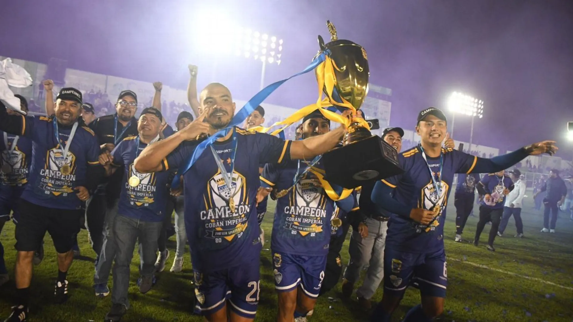 El Campeón de Guatemala está haciendo una limpia en el plantel