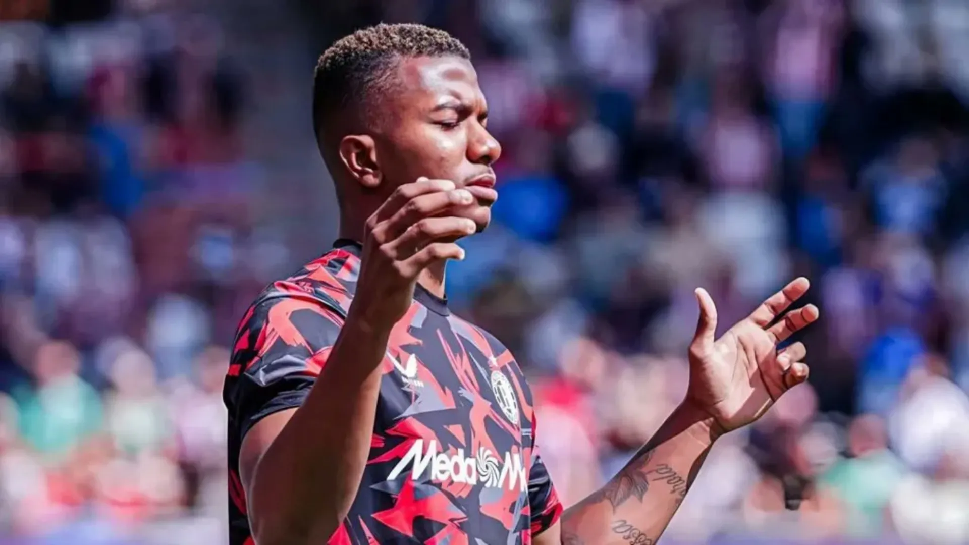 Jeyland Mitchell no recibe buenas noticias.