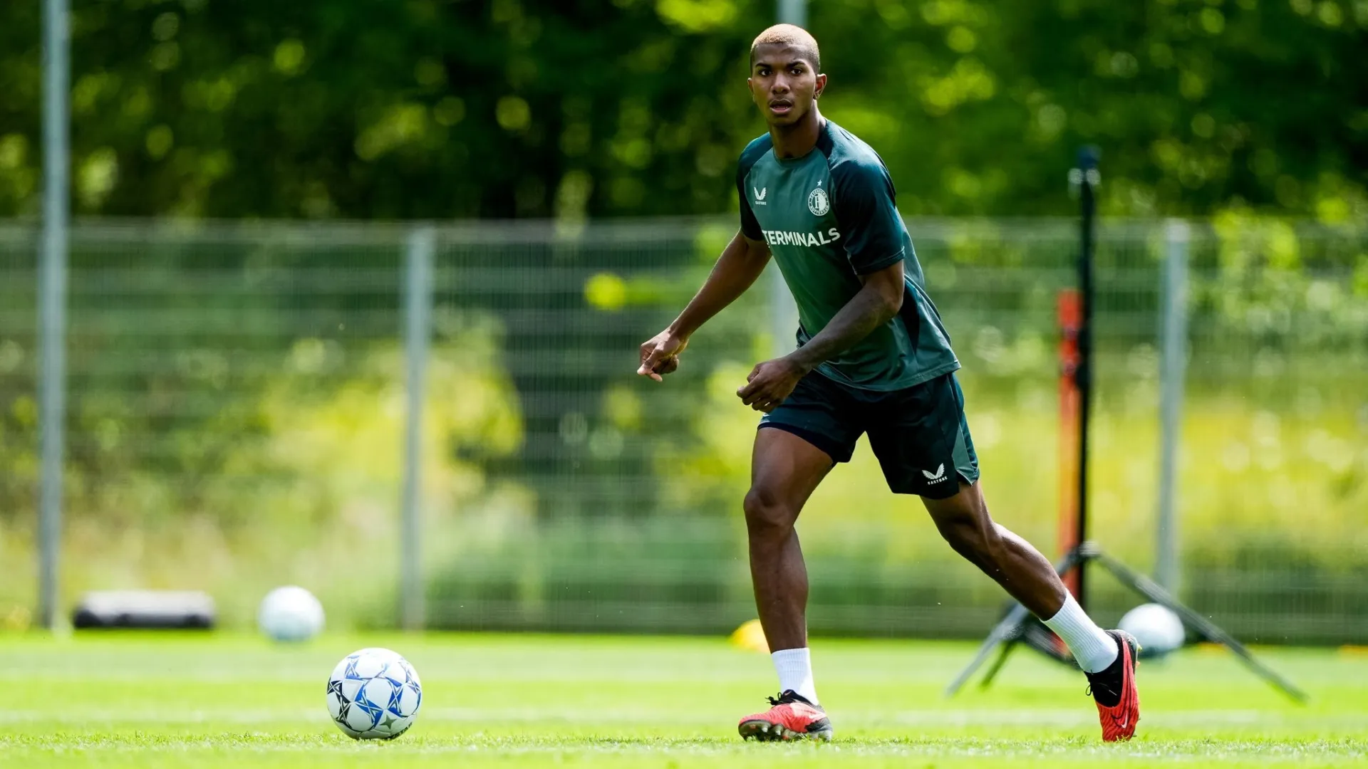 Debut y derrota: así fue el primer juego de Jeyland Mitchell en Feyenoord