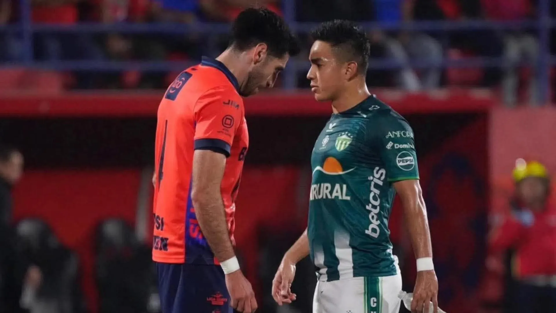 Oscar Santis lamenta la última decisión de la Liga Nacional, mientras Municipal lo celebra
