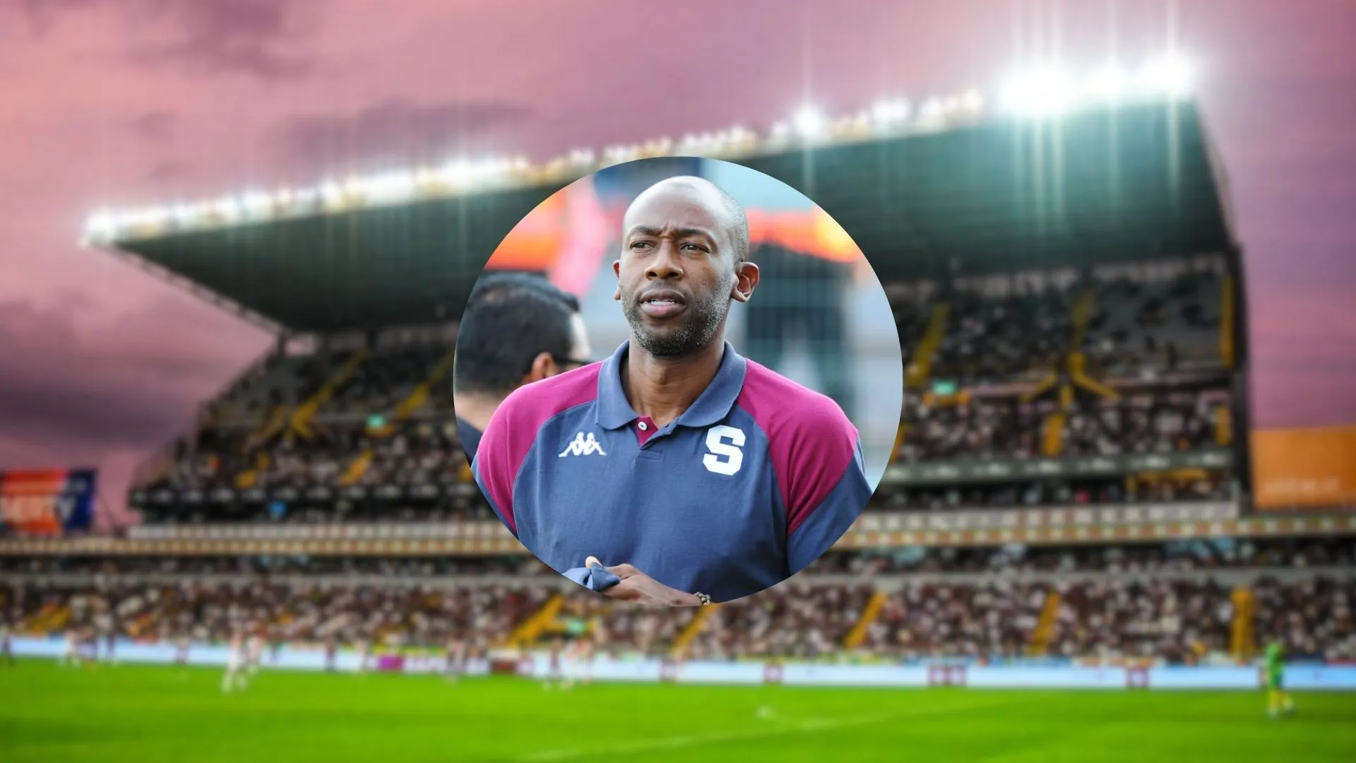 Paulo Wanchope como entrenador de Saprissa con la tribuna de La Cueva de fondo.