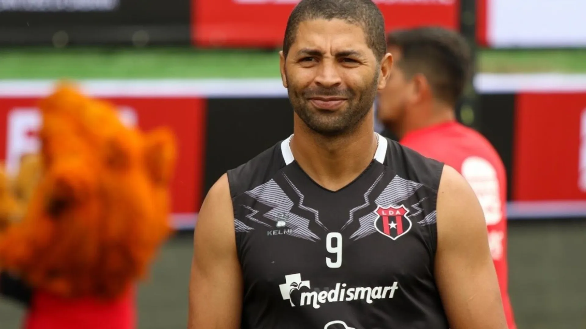 Álvaro Saborío se vestirá de rojinegro una vez más