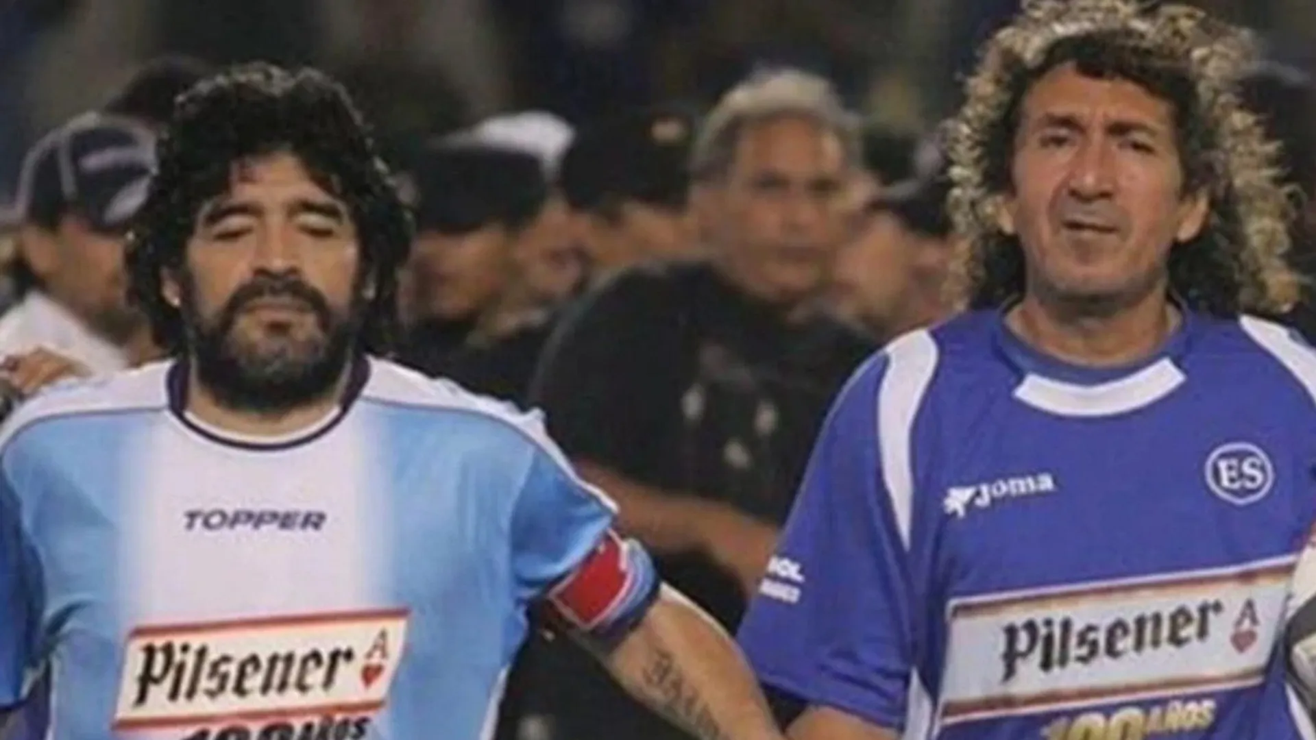 Diego Maradona y “El Mágico” González se enfrentaron en el estadio Cuscatlán