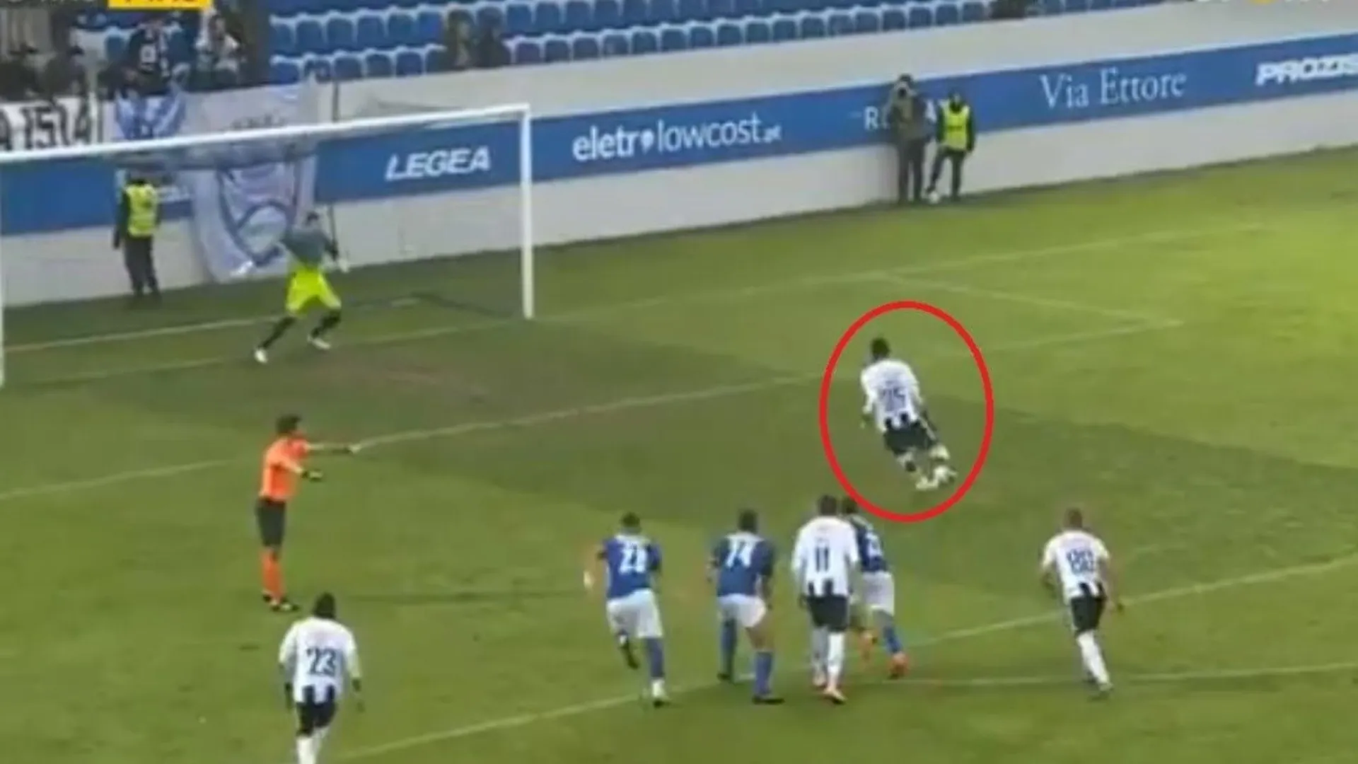 Bryan Rochez mostró toda su clase para cobrar un penal a lo Panenka