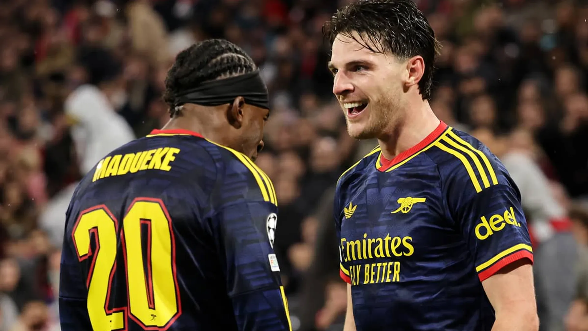 Rice celebra su gol con Madueke ante Bayern Múnich