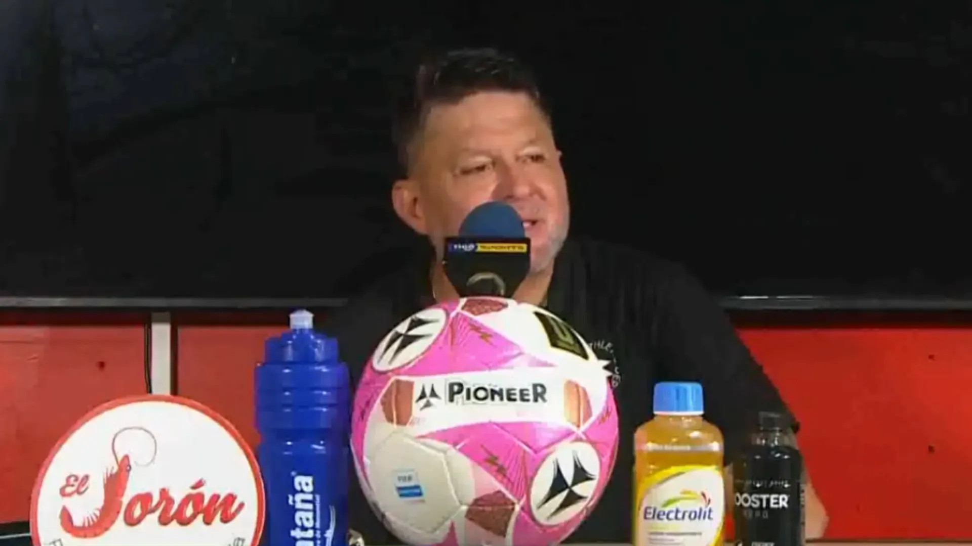 Jafet Soto hizo un pedido, post roja de Marcel.