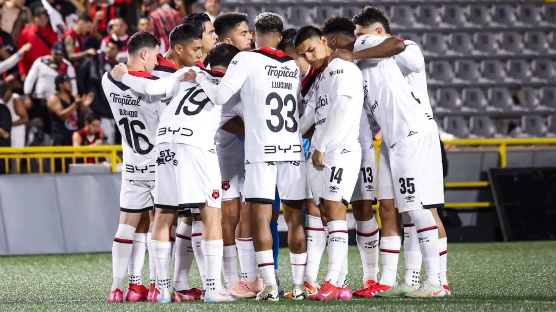 alajuelense-charla final en el terreno de juego