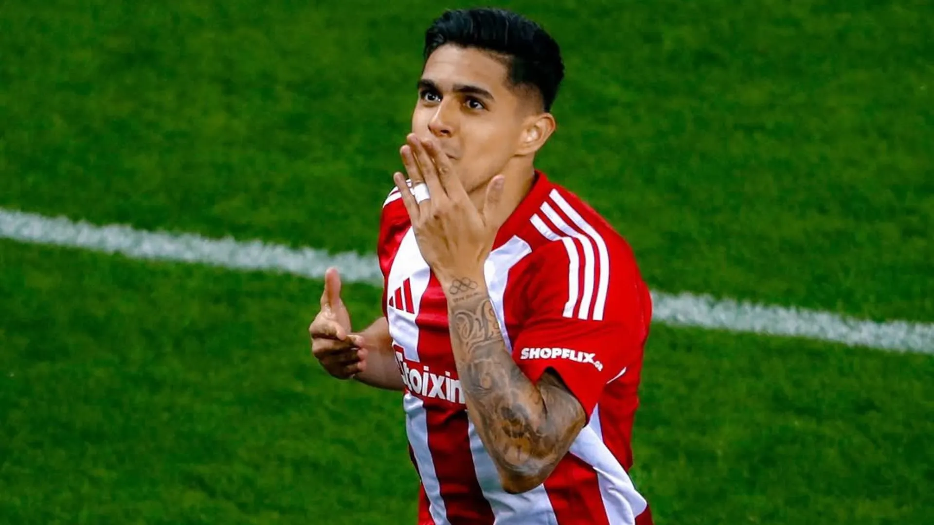 "Lleno de calidad, clase y velocidad": se rinden a Luis Palma luego de su primer gol con Olympiacos