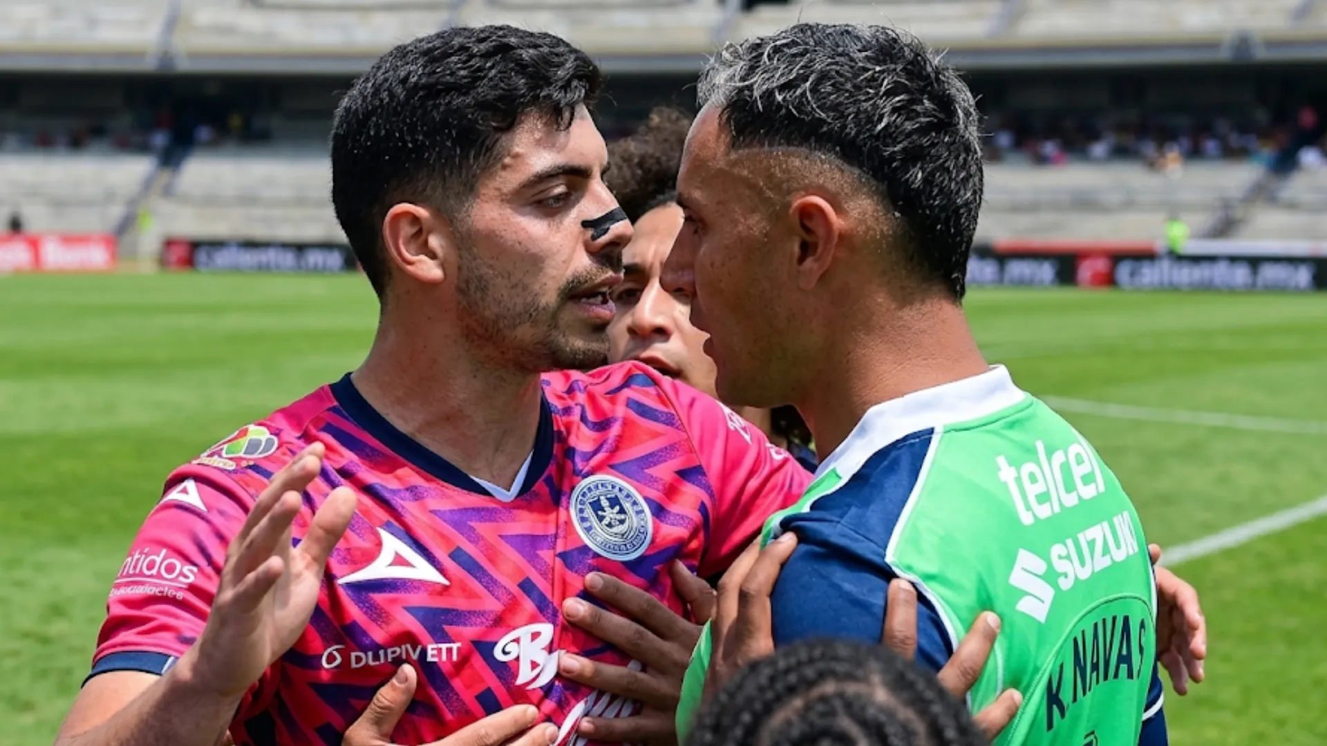 Ante las cámaras: Keylor Navas explotó contra Brian Rubio y armó una trifulca en la victoria de Pumas por la Liga MX