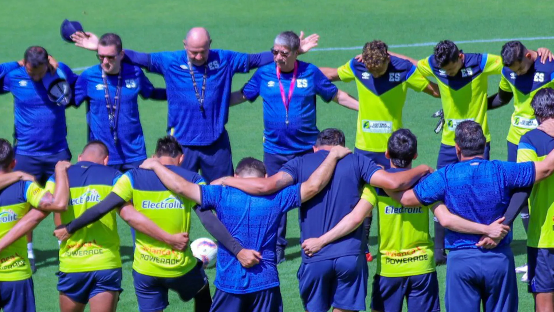 El Bolillo Gómez tuvo un imprevisto con uno de sus jugadores en su primer día en la Selección de El Salvador