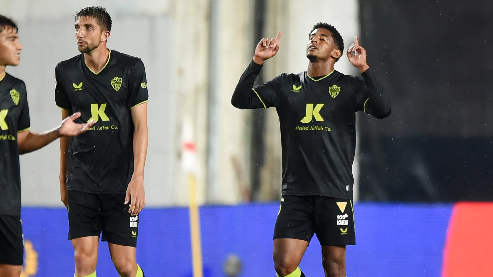 Un gol de Choco Lozano le dio la victoria a Almería (Video)