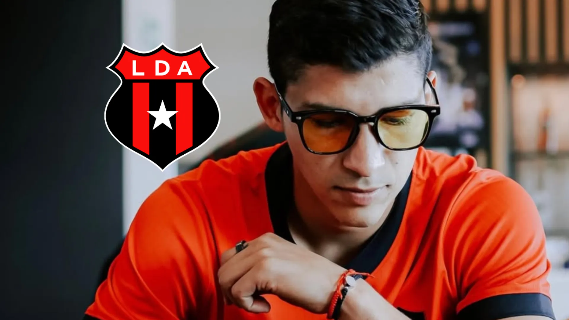Genera ruido en Alajuelense: esto es lo que cobra Ángel Zaldívar mientras la afición lo critica por su rendimiento