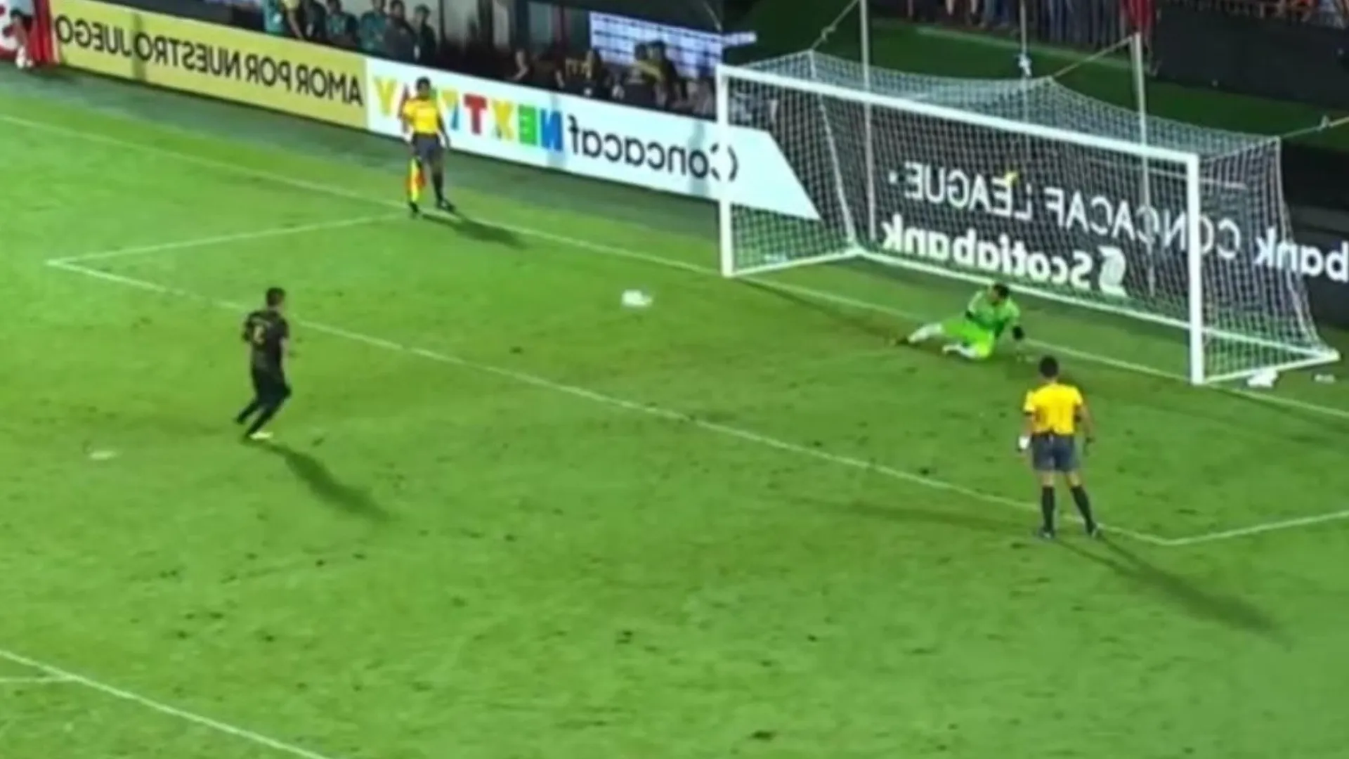 Jugador de Santa Tecla hizo ridículo con penal a lo ‘Panenka’ y el DT lo defendió