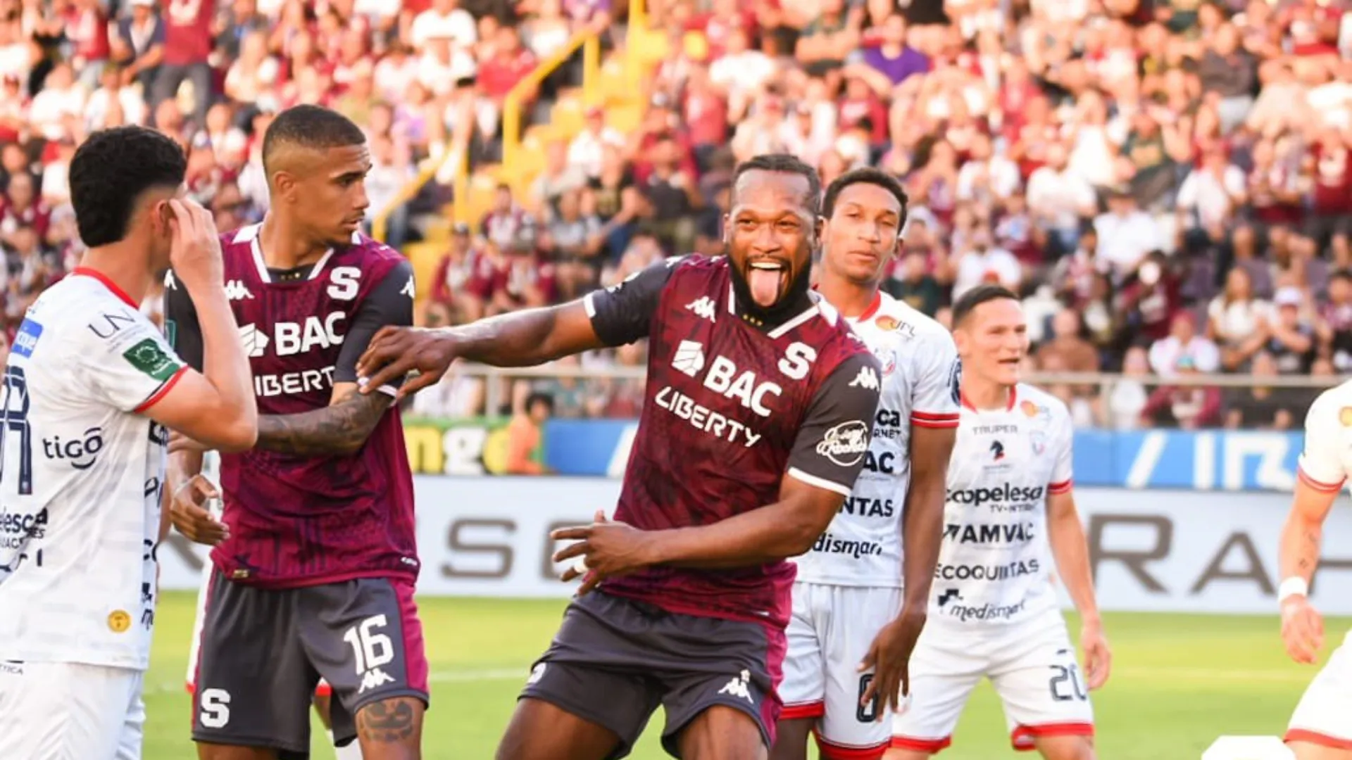 Kendall Waston es reconocido en el exterior.