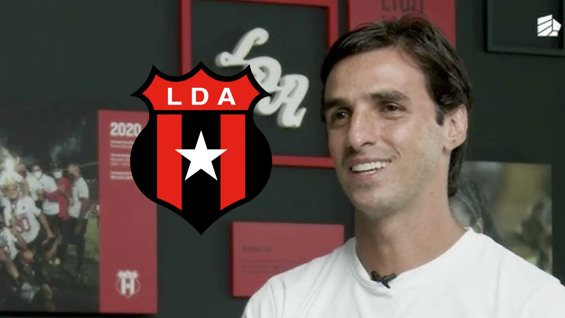 Jugó 584 partidos, ganó 10 títulos y retiraron su dorsal: la leyenda de Alajuelense que hizo emocionar a Bryan Ruiz