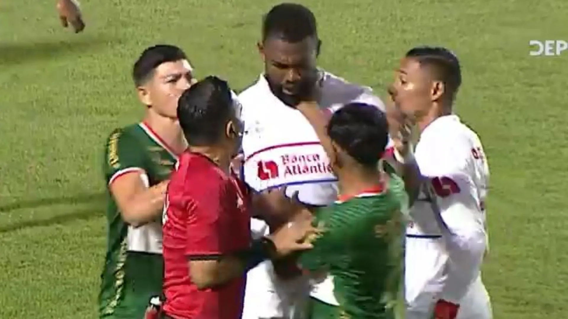 Alexy Vega hizo un Anangonó: la cachetada que le dio a un jugador de Olimpia en la derrota de Marathón