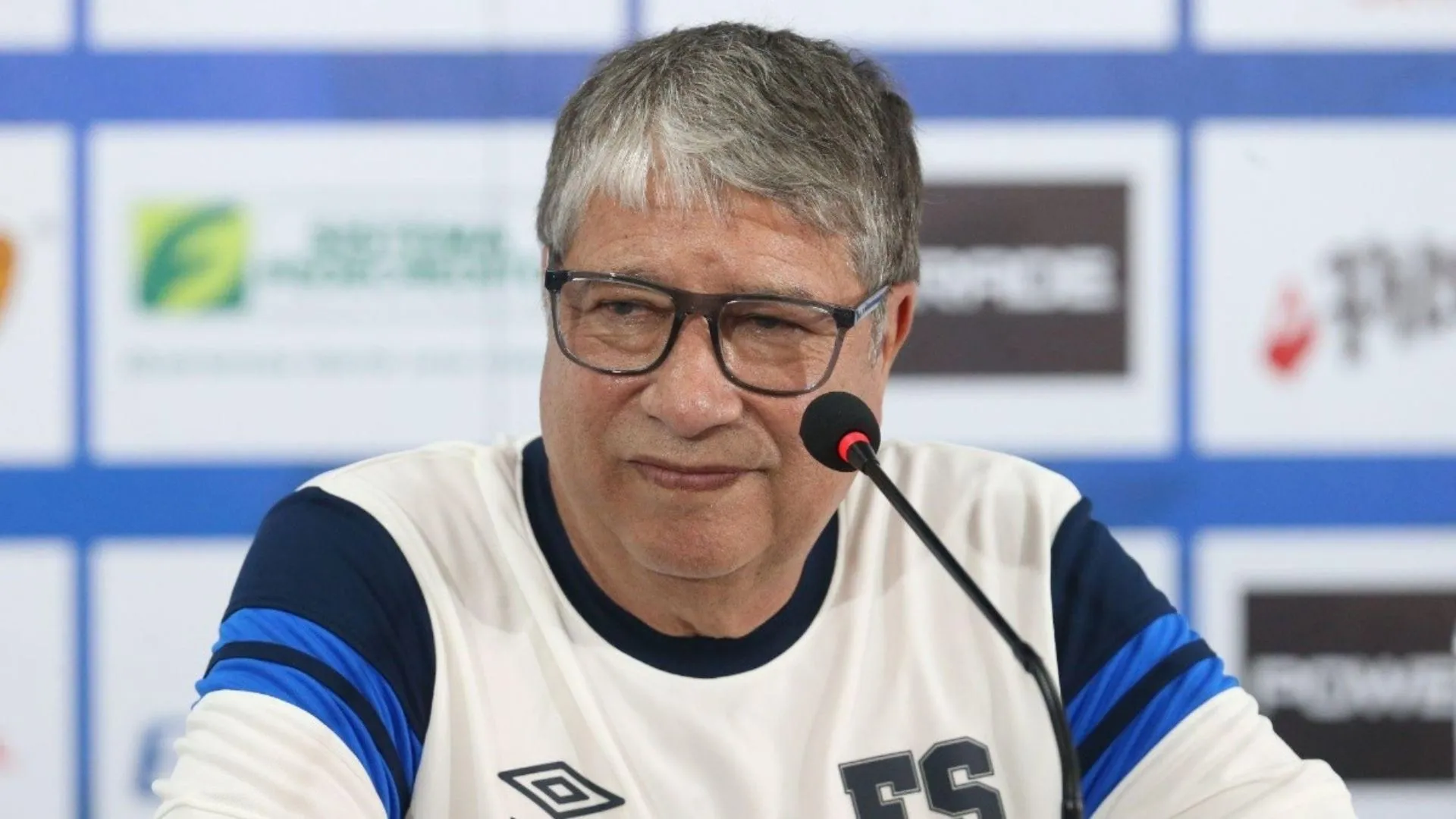 Bolillo Gómez en conferencia de prensa.