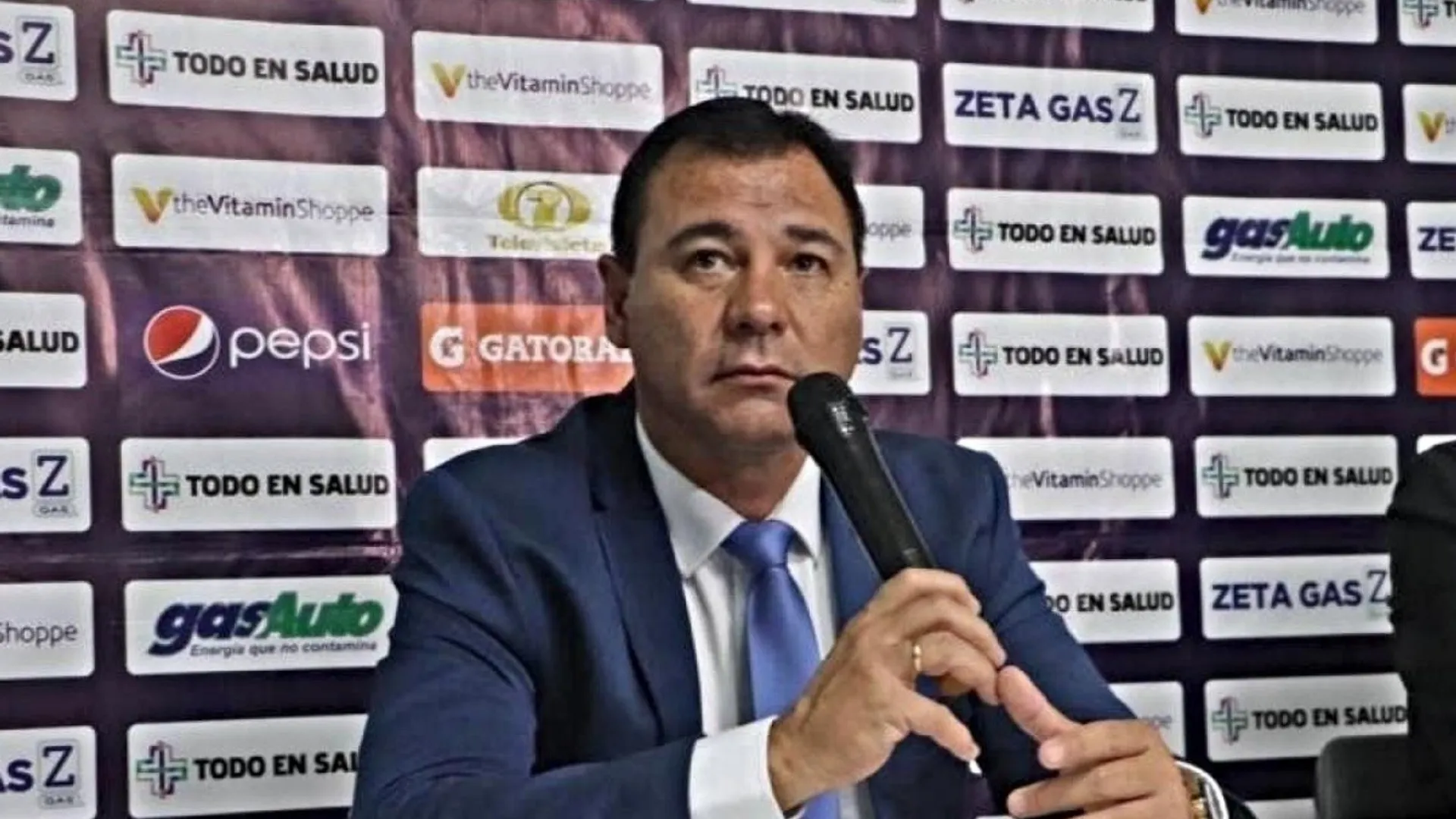 Aficionados de Comunicaciones quieren la salida de Mauricio Tapia