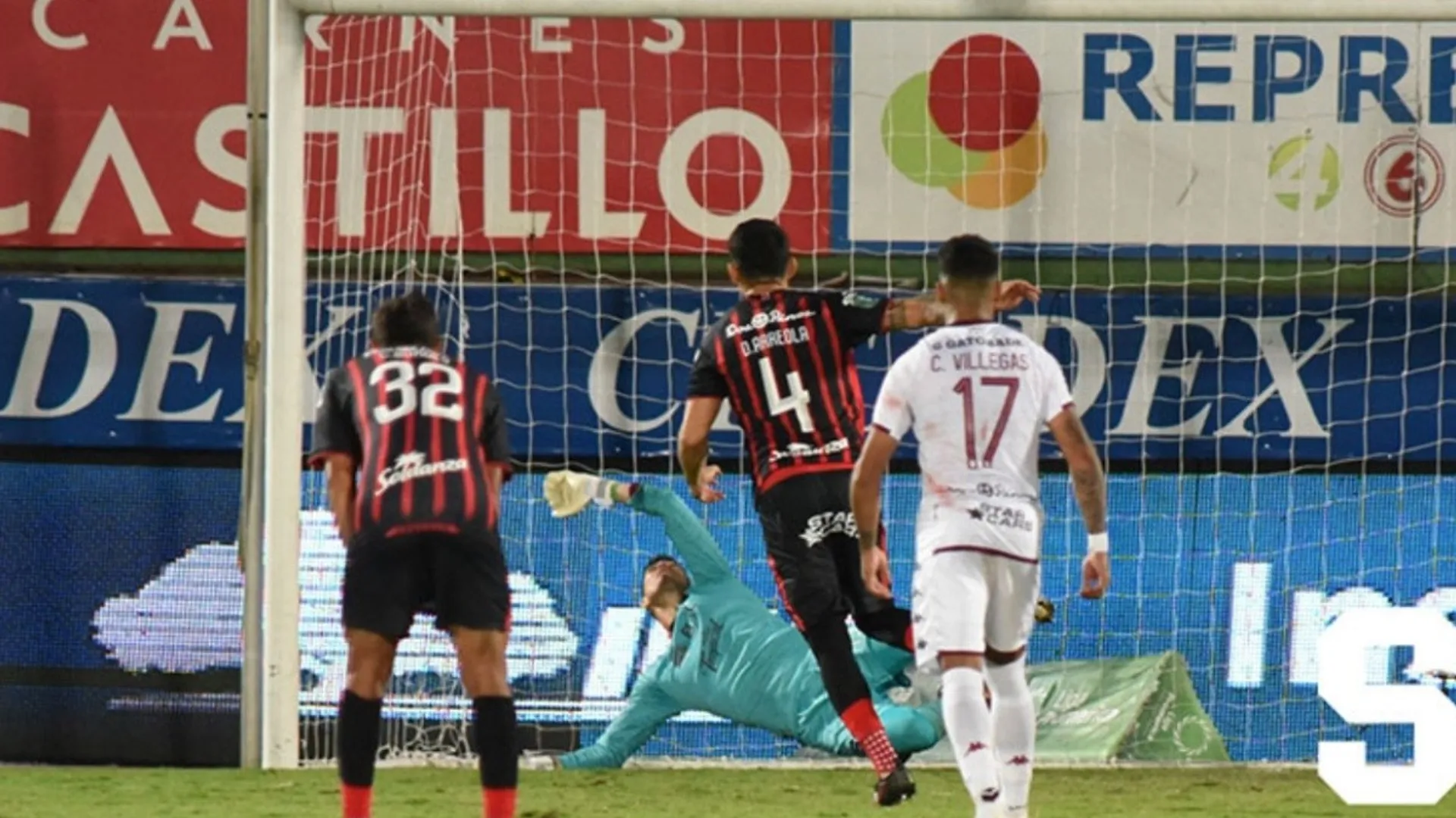Aarón Cruz iguala récord con legendario portero morado