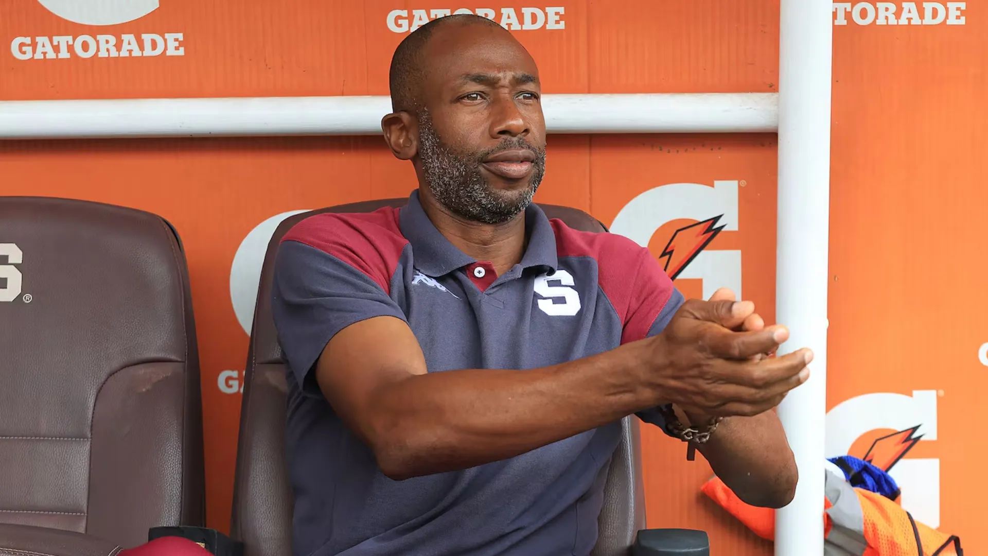 Paulo Wanchope recibe una mala noticia.