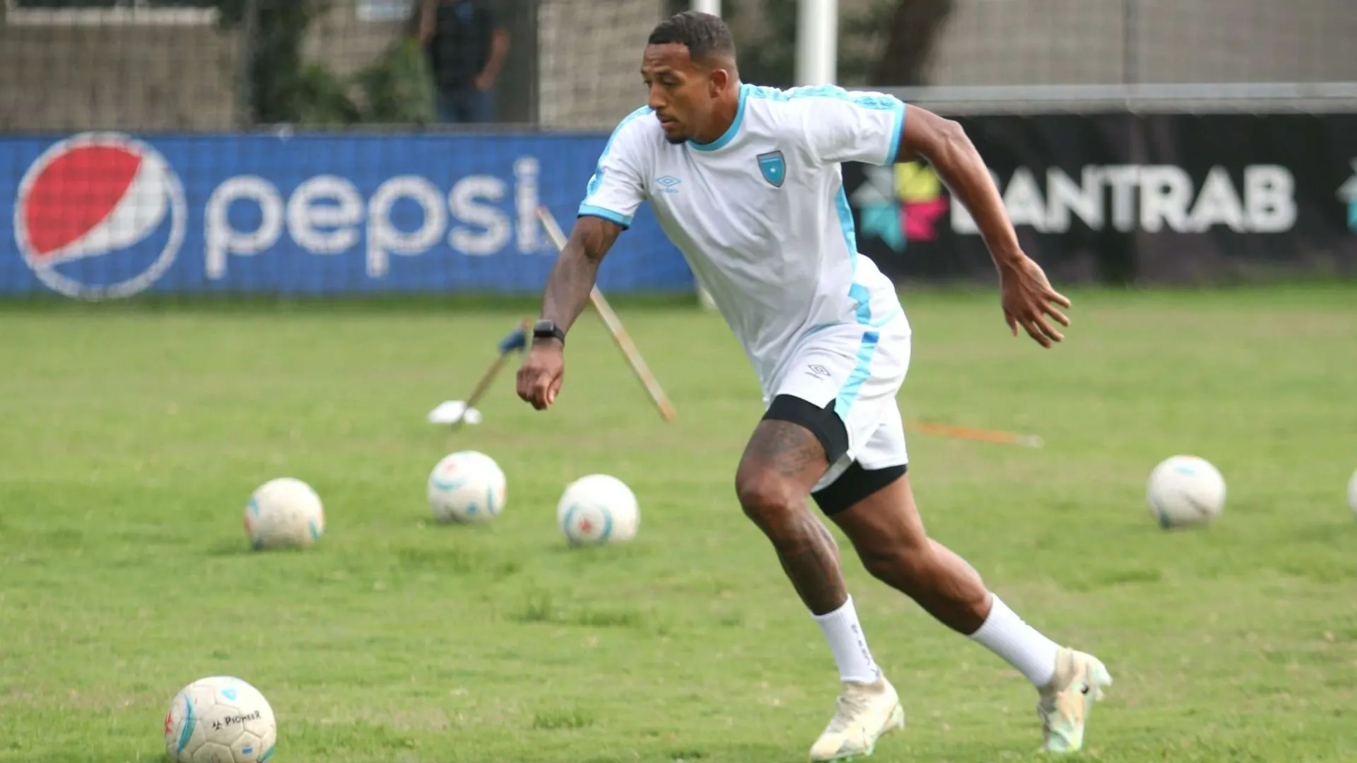 "Retiro": la respuesta al rumor sobre Nathaniel Méndez-Laing que consterna a Guatemala a horas del partido contra Panamá