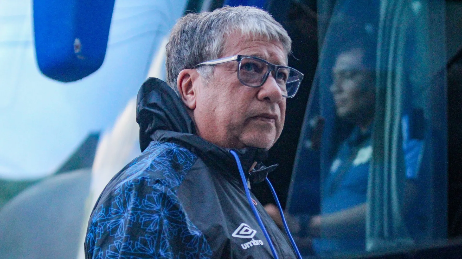 seleccion-de-el-salvador-bolillo-gomez-llegando-al-cuscatlan